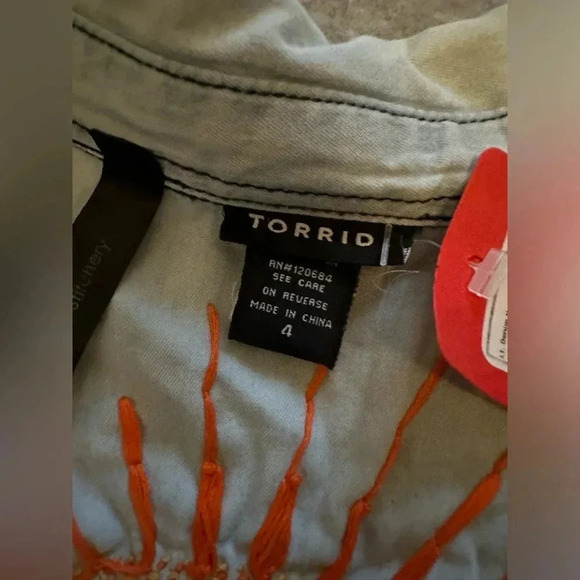 Torrid long sleeve light denim button up custom embroidered size 4 - Picture 7 of 9